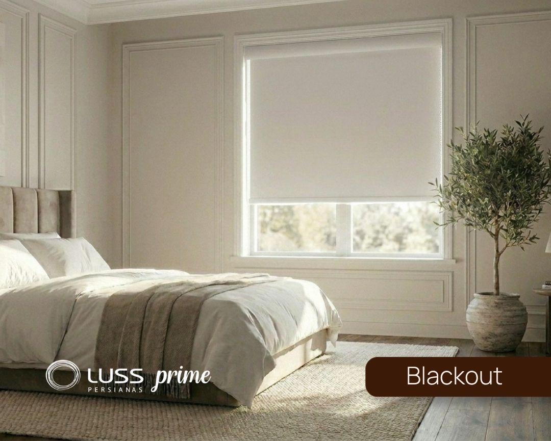 Persiana Luss Linha Prime com tecido blackout instalada em um quarto